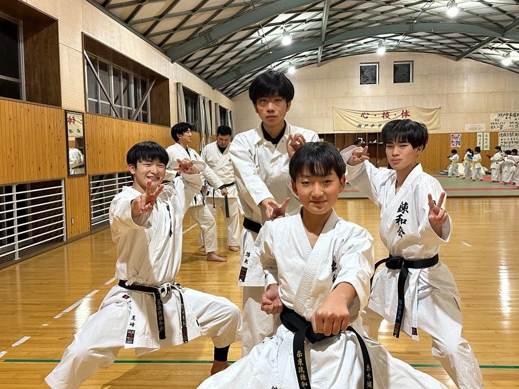 瀬戸道場で稽古する道場生